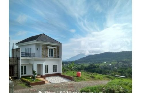 Villa dijual dengan 4 kamar tidur di Jambangan, Jawa Timur