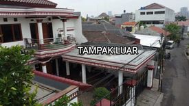 Rumah dijual dengan 8 kamar tidur di Kebayoran Lama Utara, Jakarta