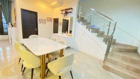 Townhouse dijual dengan 5 kamar tidur di Lebak Bulus, Jakarta
