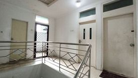 Rumah dijual dengan 3 kamar tidur di Tomang, Jakarta