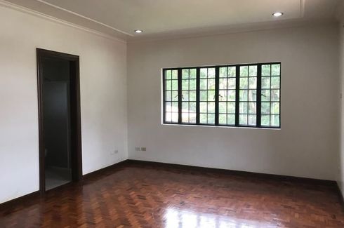 6 Bedroom House for sale in Urdaneta, Metro Manila near MRT-3 Ayala