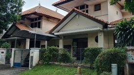 Rumah disewa dengan 4 kamar tidur di Dukuh Pakis, Jawa Timur