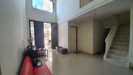 Rumah dijual dengan 5 kamar tidur di Balas Klumprik, Jawa Timur