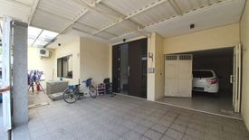 Rumah dijual dengan 5 kamar tidur di Balas Klumprik, Jawa Timur