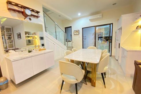 Rumah dijual dengan 4 kamar tidur di Lebak Bulus, Jakarta