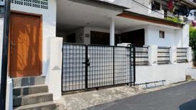 Rumah disewa dengan 4 kamar tidur di Slipi, Jakarta
