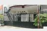 Rumah disewa dengan 6 kamar tidur di Putat Jaya, Jawa Timur