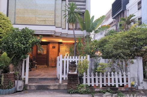 4 Bedroom Townhouse for sale in Wat Phraya Krai, Bangkok