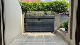 Rumah dijual dengan 6 kamar tidur di Cilandak Timur, Jakarta