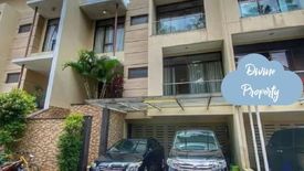 Townhouse dijual dengan 5 kamar tidur di Lebak Bulus, Jakarta