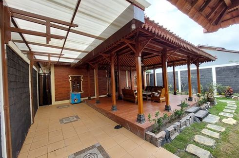 Rumah dijual dengan 5 kamar tidur di Margomulyo, Yogyakarta