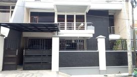 Rumah dijual dengan 4 kamar tidur di Balas Klumprik, Jawa Timur