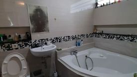 Rumah dijual dengan 5 kamar tidur di Babakan Madang, Jawa Barat