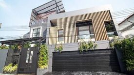5 Bedroom Villa for sale in Phra Khanong Nuea, Bangkok