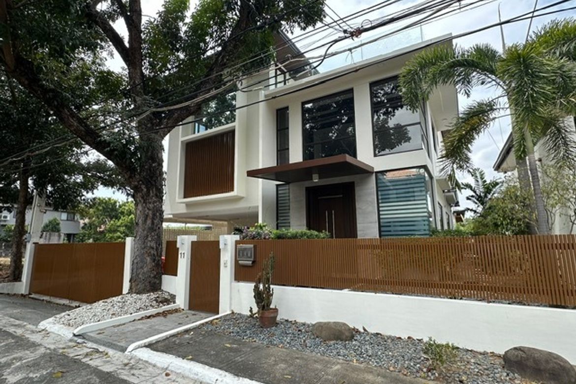Like-New Contemporary Estate for Sale in Hillsborough Village, Muntinlupa