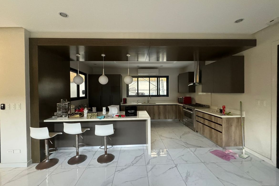 Modern High Ceiling House For Sale in Alabang Hills Village