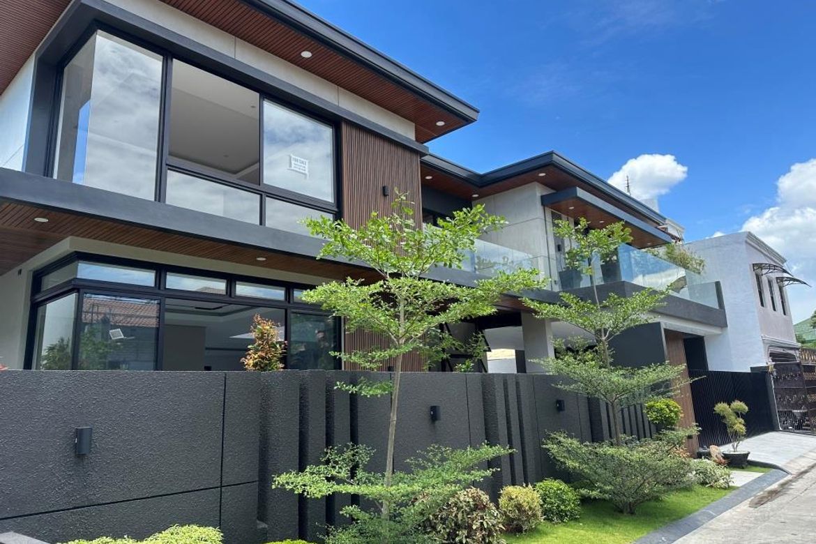 ELEGANT MASSIVE WITH 6 CARPORT HOUSE FOR SALE IN BF HOMES