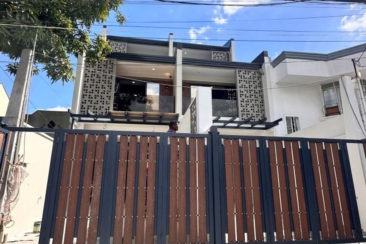 FOR SALE FOUR 4 BEDROOMS BRAND NEW MODERN HOUSE WITH SOLAR IN BETTER LIVING