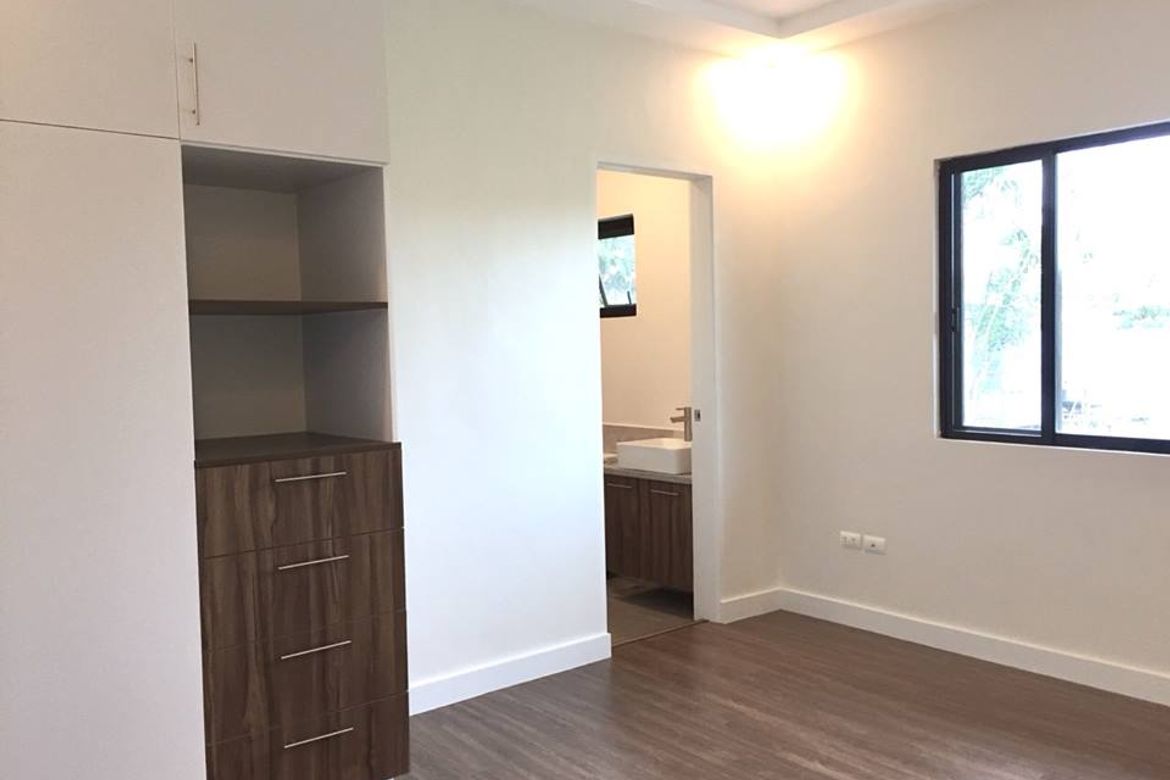 House for sale Elegant Single Unit Along J. Elizalde Bf Homes at Parañaque