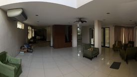7 Bedroom House for rent in West Triangle, Metro Manila near MRT-3 Quezon Avenue