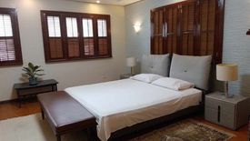 5 Bedroom House for rent in San Lorenzo, Metro Manila near MRT-3 Ayala