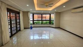5 Bedroom House for rent in Urdaneta, Metro Manila near MRT-3 Buendia