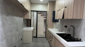 5 Bedroom Townhouse for sale in Moonwalk, Metro Manila