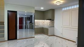 3 Bedroom Townhouse for sale in Pinyahan, Metro Manila near MRT-3 Kamuning