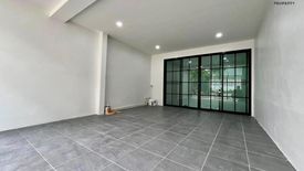 3 Bedroom Townhouse for sale in Bang Chak, Samut Prakan