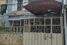 Rumah disewa dengan 5 kamar tidur di Kalisari, Jawa Timur