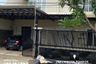 Rumah disewa dengan 5 kamar tidur di Kedung Baruk, Jawa Timur