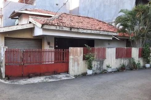 Rumah dijual dengan 4 kamar tidur di Tanjung Duren Selatan, Jakarta