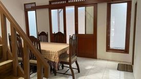 Rumah disewa dengan 5 kamar tidur di Lebak Bulus, Jakarta