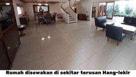 Rumah disewa dengan 4 kamar tidur di Kebayoran Lama Utara, Jakarta