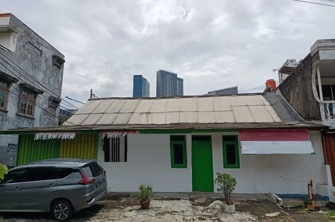 Rumah dijual dengan 3 kamar tidur di Tanjung Duren Selatan, Jakarta