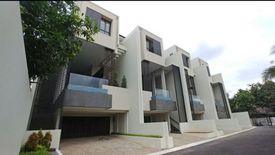 Townhouse dijual dengan 4 kamar tidur di Tebet Barat, Jakarta