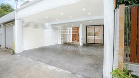 3 Bedroom Townhouse for sale in Khlong Tan Nuea, Bangkok