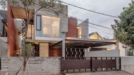 Rumah dijual dengan 4 kamar tidur di Menteng Dalam, Jakarta
