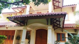 Rumah disewa dengan 4 kamar tidur di Cilandak Barat, Jakarta