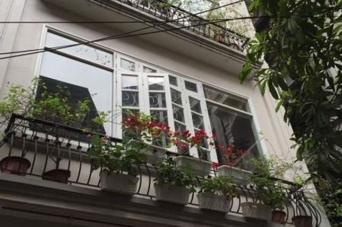 5 Bedroom Townhouse for sale in Xuan La, Ha Noi