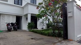 Rumah dijual dengan 4 kamar tidur di Bintaro, Jakarta