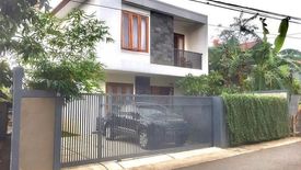 Rumah dijual dengan 4 kamar tidur di Jakarta Selatan, Jakarta