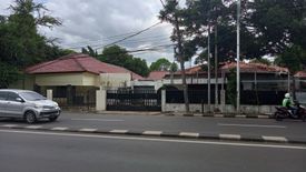 Rumah disewa dengan 3 kamar tidur di Kebayoran Lama Utara, Jakarta