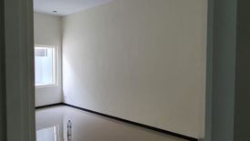 Rumah dijual dengan 4 kamar tidur di Dukuh Sutorejo, Jawa Timur
