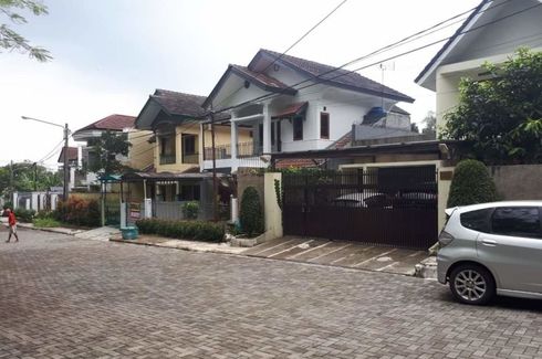 Rumah disewa dengan 4 kamar tidur di Cihideung, Jawa Barat