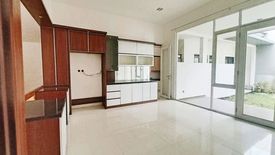 Rumah disewa dengan 5 kamar tidur di Alamendah, Jawa Barat