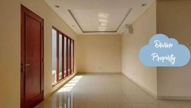 Townhouse dijual dengan 4 kamar tidur di Lebak Bulus, Jakarta
