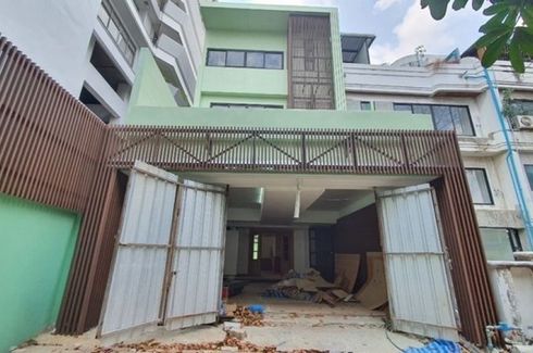 5 Bedroom Townhouse for sale in Khlong Tan Nuea, Bangkok