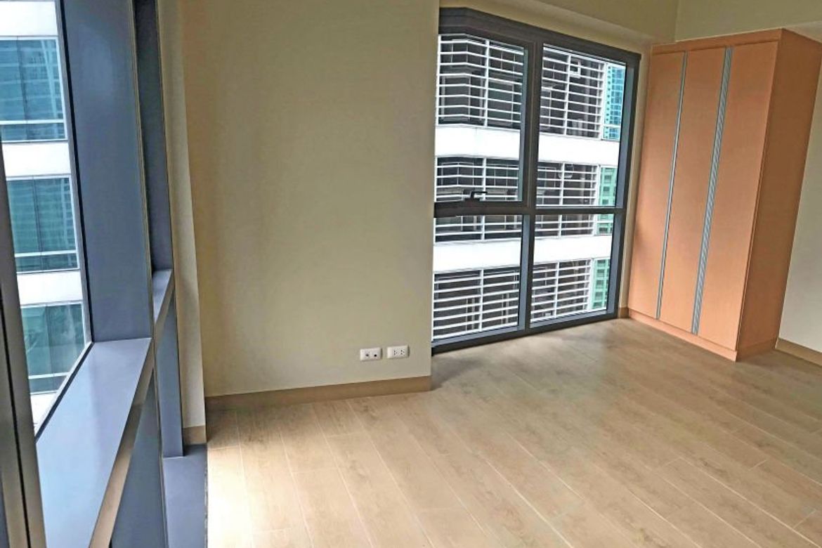 FOR SALE - Corner-unit Studio at One Eastwood Avenue (Quezon City). 📌  Condo for sale in Metro Manila | Dot Property