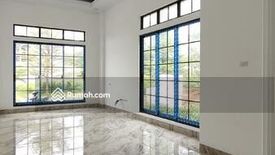 Rumah dijual dengan 4 kamar tidur di Babakan Madang, Jawa Barat